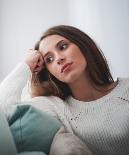Tired woman who needs sleep apnea treatment in Dallas